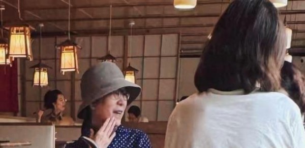 真正的优雅无关年龄！70岁奚美娟杭州下午茶，装扮朴素却气质优雅