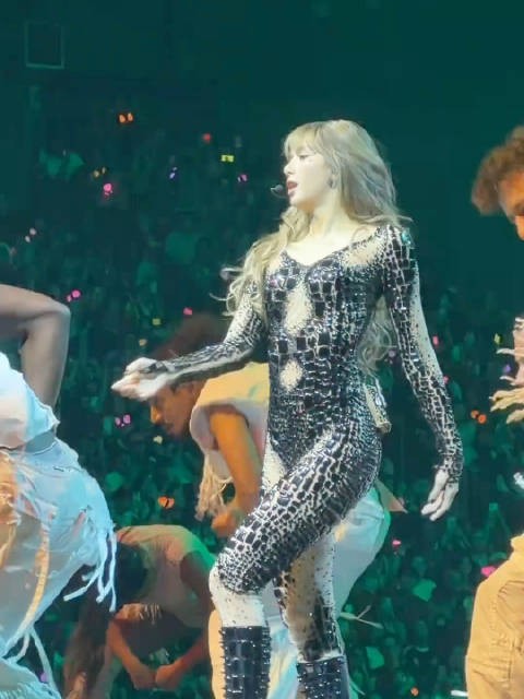 Lisa这套肉色连衣服,她自己真不觉得尴尬吗