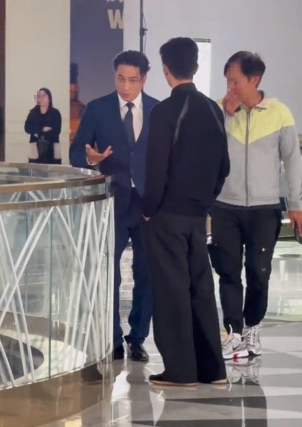 偶遇张智霖，54岁身姿挺拔气质更绝，小8岁吴卓羲站身旁都像保镖