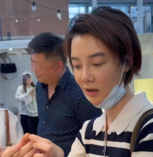 43岁车晓逛集市,她脸变化太大难怪不拍戏,都快认不出了!