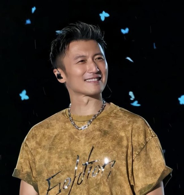 陈小春应采儿捐款100万 明星善举暖人心