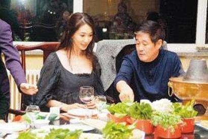 明星聚餐也爱吃火锅？郑爽吃相不如替身斯文，胡静1人点3盘肉！