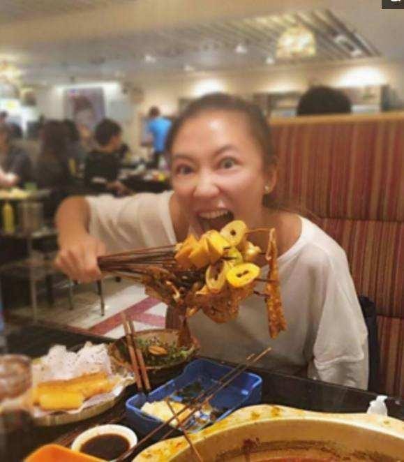 明星聚餐也爱吃火锅？郑爽吃相不如替身斯文，胡静1人点3盘肉！