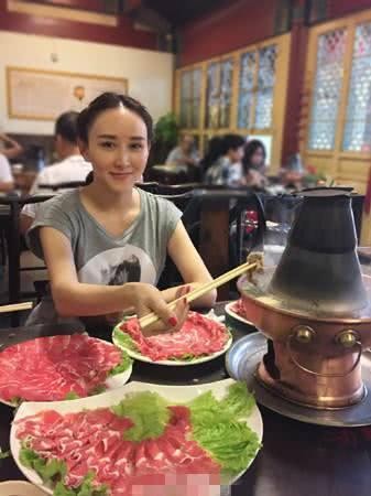 明星聚餐也爱吃火锅？郑爽吃相不如替身斯文，胡静1人点3盘肉！