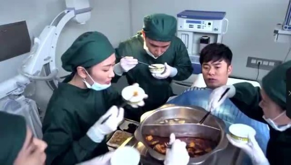 明星聚餐也爱吃火锅？郑爽吃相不如替身斯文，胡静1人点3盘肉！