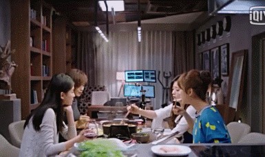 明星聚餐也爱吃火锅？郑爽吃相不如替身斯文，胡静1人点3盘肉！