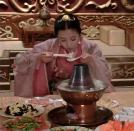 明星聚餐也爱吃火锅？郑爽吃相不如替身斯文，胡静1人点3盘肉！