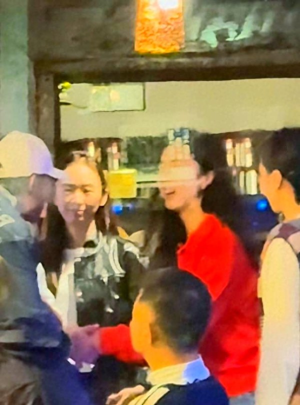 明星齐聚乌镇戏剧节，聚餐场面与普通人有何区别？