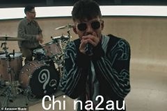 路易斯·汤姆林森 (Louis Tomlinson) 在新情歌《宫殿》 (Palaces) 中详述扎拉·麦克德莫特 (Zara McDermott) 的浪漫史，令歌迷疯狂