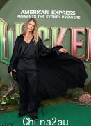 克里斯蒂安·威尔金斯 (Christian Wilkins) 身穿巫婆斗篷，化着大胆的妆容，与父亲理查德 (Richard) 在《魔法坏女巫：永远向善》(Wicked: For Good) 首映式上度过了