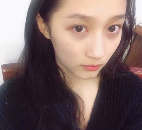 相比起衣橱里件件破万的大衣，关晓彤在保养方面还算节俭……毕竟年轻