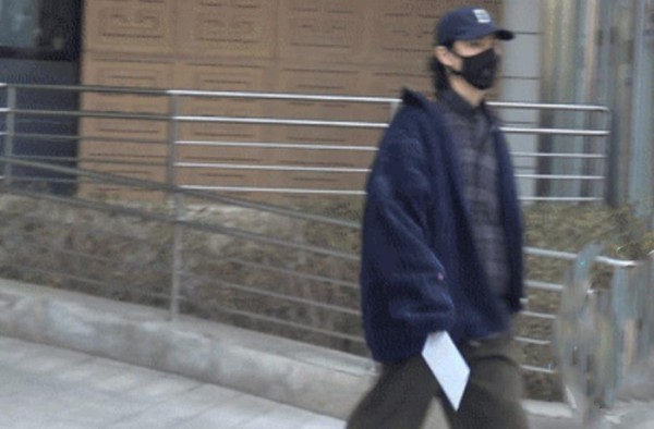 李承铉现身医院,取戚薇体检报告,大步流星心情好,引起热议