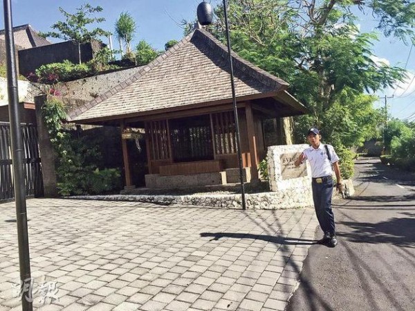 记者尝试进入酒店却连大门都过不了。