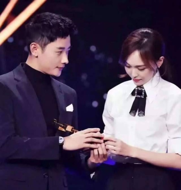 唐嫣生日低调从简，半夜步行送老公回家，陪罗晋度过父亲服丧期