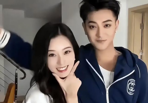 黄子韬徐艺洋直播婚礼:钻戒变腕饰,捧花用西兰花,网友吐槽太接地气