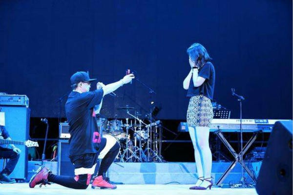 怎么在演唱会求婚 演唱会求婚注意事项【婚礼纪】