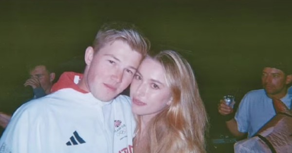 36氪：【乔布斯小女儿婚礼耗资500万英镑，多位名人将齐聚婚礼现场】
据现代快报报道，苹果创始人史蒂夫·乔布斯最小的女儿伊芙·乔布斯要结婚了。她与奥运会马术金牌得主、26岁的未婚夫哈里·查尔斯本周末将在英国乡村举行婚礼，婚礼花费高达500万英镑。
据媒体透露，嘉宾名单上有英国体育明星、美国政界人士，甚至还有一些皇室成员。这场奢华婚礼将从周三开始，持续四天。
美国前副总统卡玛拉·哈里斯将成为贵宾之一...