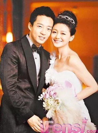 萍儿说情感:以下从不同角度分析大S的婚纱为何被称为女艺人梦寐以求的梦想之作:
设计与品牌方面
- 顶级品牌定制:大S与汪小菲婚礼的婚纱由日本婚纱设计师桂由美量身定制,桂由美是日本婚纱业的先驱者,其设计风格唯美、纯洁、浪漫。与具俊晔结婚时,她选择的“轻婚纱”也独具品味。