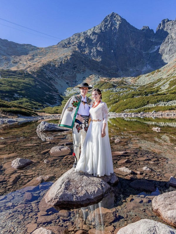 玉龙雪山成婚礼顶流：霍启仁的秘密仪式，揭开明星富豪的“目的地婚礼”新潮流