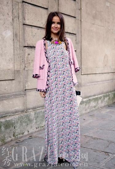 粗花呢元素的连衣裙也算是非常创新的风格，外面披着粉色的经典款外套