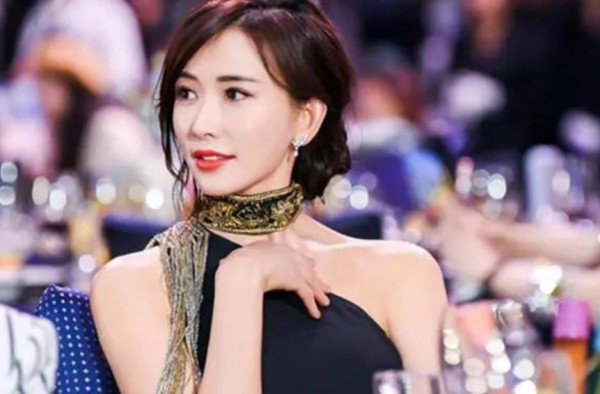 林志玲机场秀恩爱：穿搭气质被指不搭，网友戏称像马仔与大嫂！