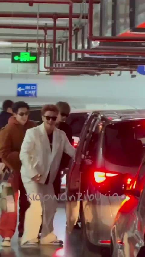 黄子韬上车,被热心市民王鹤棣一把拉了下来,这俩人在一起怎么这么好笑