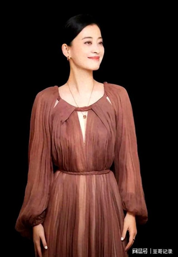 官媒发文50岁梅婷再破天花板，让章子怡和整个娱乐圈“沉默”了