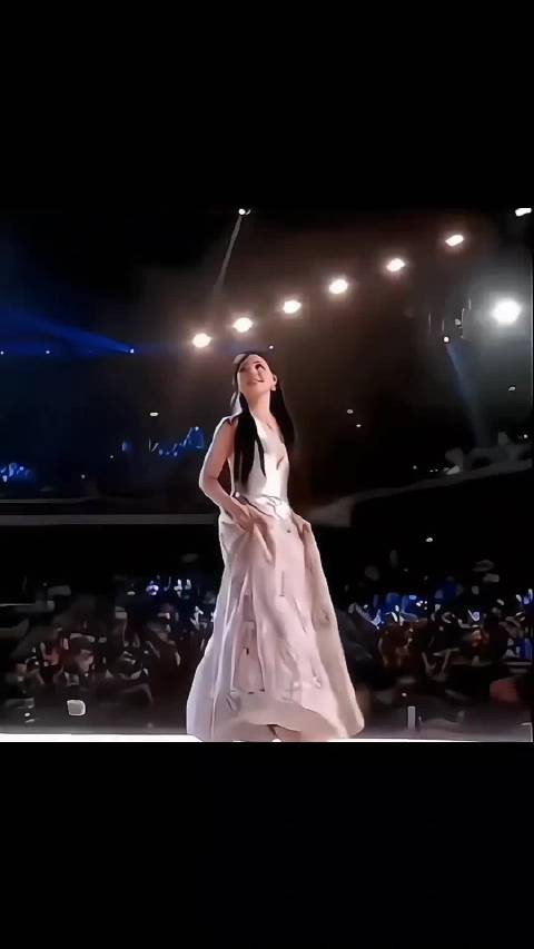 九年而已…当年那个不起眼的小明星已经破茧成蝶了