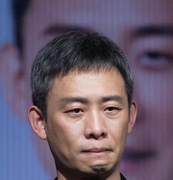 张译47岁白发抢眼，事业巅峰下的选择与人生况味