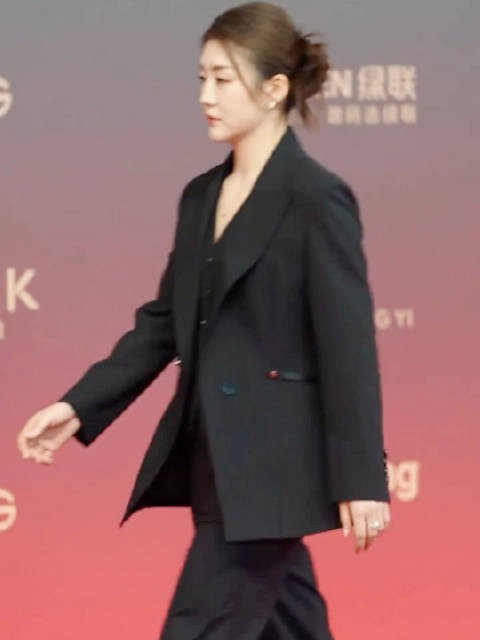 陈梦亮相首届代言人盛典，黑色西服造型吸睛