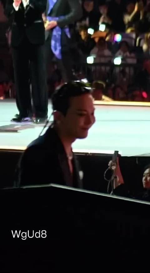 周润发为权志龙颁奖,两人手牵手画面萌趣