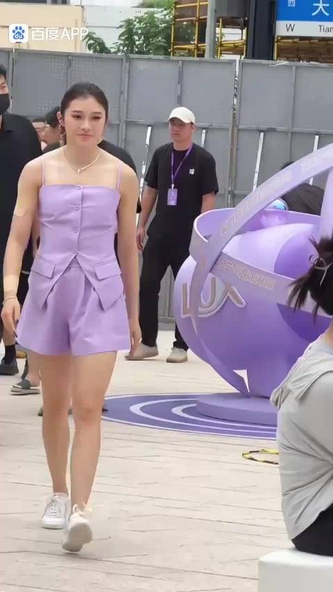 吴艳妮上海活动,紫色造型真的好美啊