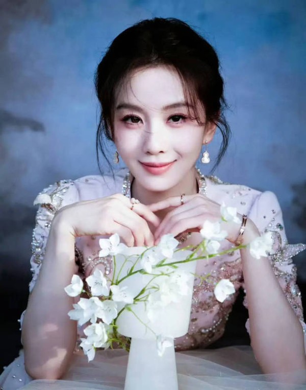 刘诗诗中式长裙美出圈！盘发造型大气优雅似花仙子