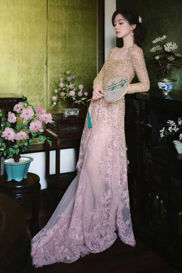 刘诗诗手拿扇子宛若江南美人。