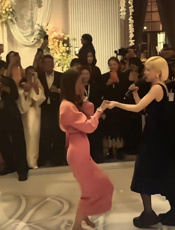 太甜了！霍建华林心如秀恩爱，两口子又抱又亲，夫妻同框超幸福