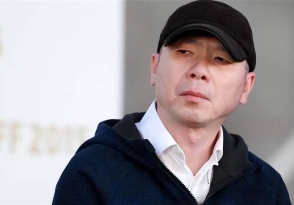 冯小刚“养女”竟越来越好看了,长相变得更像爸爸,气质像徐帆