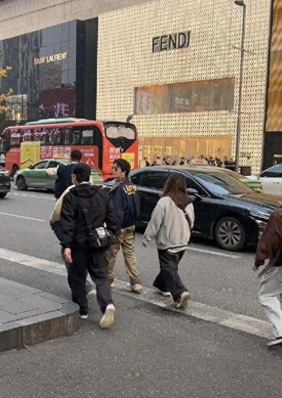 王栎鑫成都春熙路被偶遇，36岁了还染黄毛戴长串耳环，拽到无边
