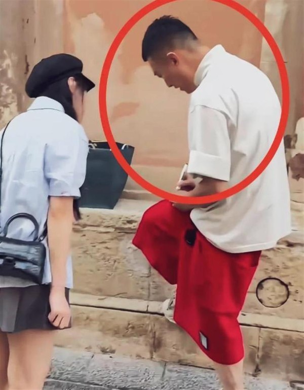 54岁孙红雷西班牙街头瘦小佝偻给粉丝签名，荧幕硬汉人设崩塌？