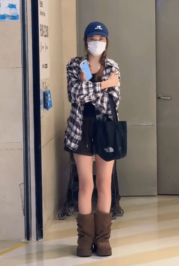 当天，应采儿化身“经纪人”，全程跟拍、鼓励儿子，甚至因此错过了老公陈小春的<a target=