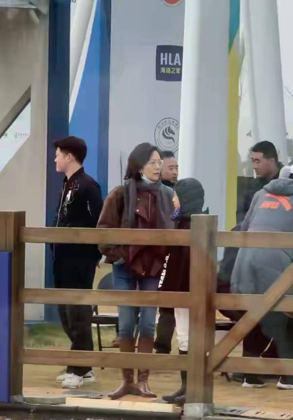 汪涵老婆杨乐乐带儿子参加马术比赛。