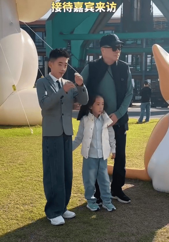 Jasper与弟弟同框合影。