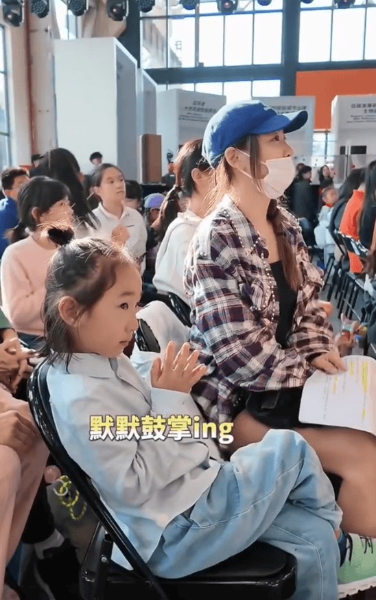 应采儿和二儿子一起坐在观众席里看大儿子Jasper的主持现场。