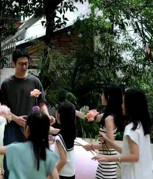 朱亚文给女儿庆生啦！沈佳妮素颜憔悴，夫妻罕见秀恩爱好甜