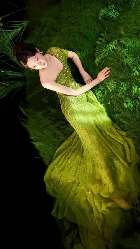 宋轶红毯配绿裙,亮片好似鱼尾鳞光,又灵又艳