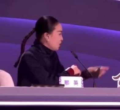 尚雯婕抓住那英小辫子这段儿真是肉眼可见的开心啊，太可爱了！