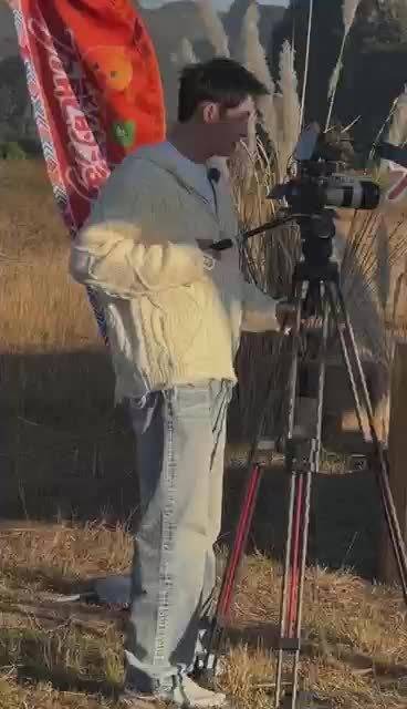 贾冰携黄景瑜秒变摄影,表情抗拒秒上手