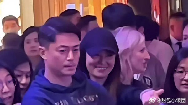 霍建华林心如罕见同框，看女儿演出，林心如比心鼓掌满脸自豪