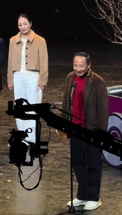 周野芒参加上戏80周年校庆看起来心情很不错