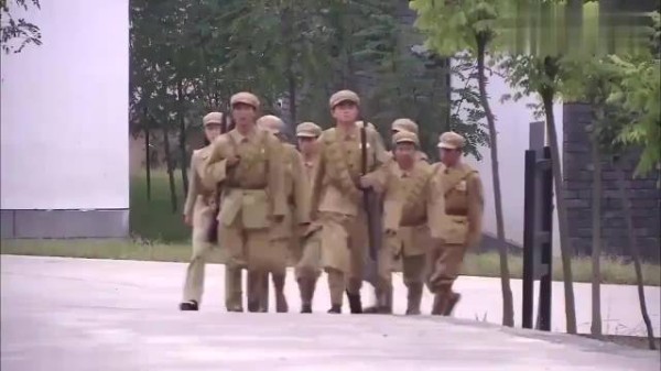 女首长去铁路视察，发现士兵对不上口号，立马察觉不对劲！