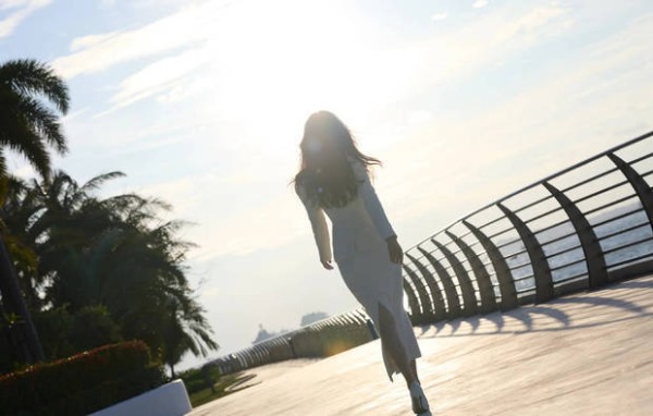 曾黎风情万种。